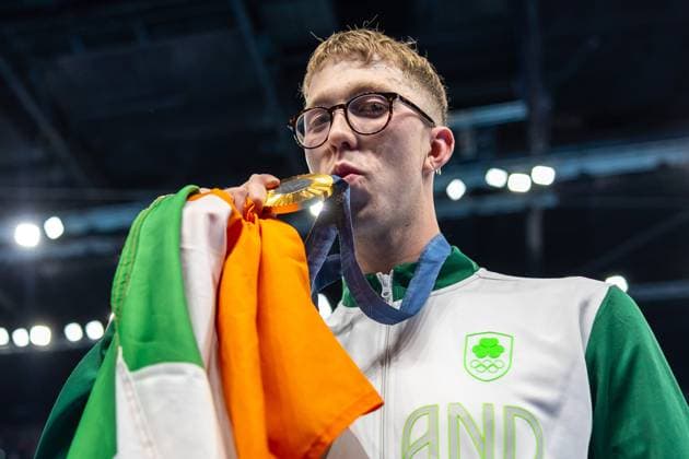 Sport Themen der Woche KW31 Sport Bilder des Tages Paris 2024 Olympic Games, Olympische Spiele, Olympia, OS Paris La Defense Arena, Paris, France 30 7 2024 Swimming - Men™s 800m Freestyle Final Ireland™s Daniel Wiffen celebrates with his gold medal Daniel Wiffen celebrates with his gold medal 30 7 2024  Copyright: x INPHO MorganxTreacyx MT1_7409
