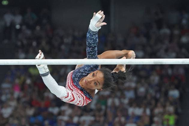 Sport Bilder des Tages Simone Biles (USA) führt Team USA zu Gold, Biles (USA) am Stufenbarren, Team-Wettbewerb Turnen Frauen, Mannschaftsfinale Geräteturnen Frauen, Paris 2024, Olympic Games, Olympische Spiele, Olympia, OS Paris 2024, Olympic Games 2024, 30.07.2024, - *** Simone Biles USA leads Team USA to gold, Biles USA on uneven bars, Team competition gymnastics women, Team final apparatus gymnastics women, Paris 2024, Olympic Games Paris 2024, Olympic Games 2024, 30 07 2024,