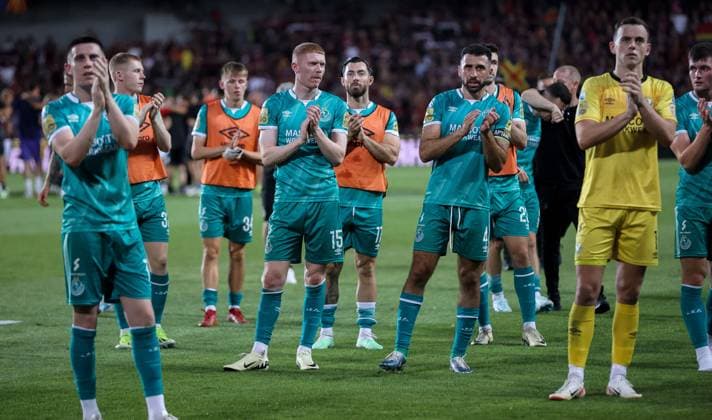 UEFA Champions League Second Qualifying Round Second Leg, epet ARENA, Prague, Czech Republic 30 7 2024 Sparta Prague vs Shamrock Rovers Rovers™ players applaud the fans after the game Rovers™ players applaud the fans after the game 30 7 2024  Copyright: x INPHO AleksandarxDjorovicx AS4A0081
