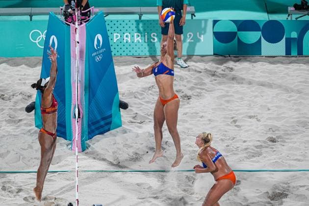 2024-07-30 Beach Volleybal - Olympic Games, Olympische Spiele, Olympia, OS Paris 2024 - Day 4 PARIS, FRANCE - JULY 30: Katja Stam of the Netherlands competing in the Women s Preliminary Phase during Day 4 of Beach Volleybal - Olympic Games Paris 2024 at Eiffel Tower Stadium on July 30, 2024 in Paris, France. (Photo by Andre Weening BSR Agency) Paris France Content not available for redistribution in The Netherlands directly or indirectly through any third parties. Copyright: xBSRxAgencyx