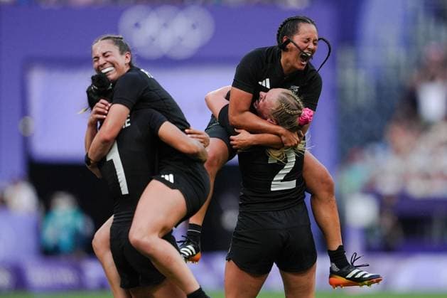 (240730) -- PARIS, July 30, 2024 -- Tyla King (R, top) of team New Zealand celebrates victory with teammates after the women s rugby sevens gold medal match between team New Zealand and team Canada at the Paris 2024 Olympic Games, Olympische Spiele, Olympia, OS in Paris, France, July 30, 2024. ) (PARIS2024) FRANCE-PARIS-OLY-RUGBY SEVENS XuxChang 