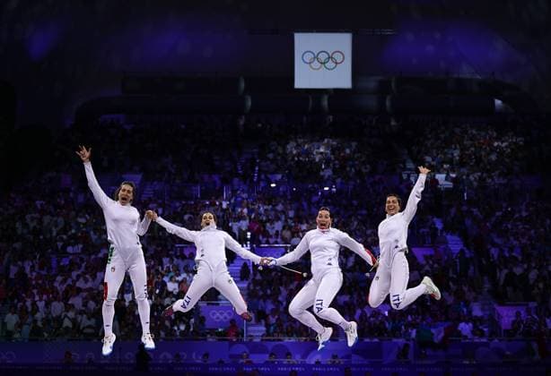 Bilder des Jahres 2024, Sport 08 August Sport Bilder des Tages (240730) -- PARIS, July 30, 2024 -- Team Italy celebrate after the women s epee team gold medal match of fencing between France and Italy at the Paris 2024 Olympic Games, Olympische Spiele, Olympia, OS in Paris, France, on July 30, 2024. ) (PARIS2024)FRANCE-PARIS-OLY-FENCING ZhangxHongxiang 