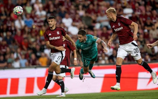 UEFA Champions League Second Qualifying Round Second Leg, epet ARENA, Prague, Czech Republic 30 7 2024 Sparta Prague vs Shamrock Rovers Rovers™ Lee Grace with Indrit Tuci and Jaroslav Zeleny of Sparta Prague Lee Grace with Indrit Tuci and Jaroslav Zeleny 30 7 2024  Copyright: x INPHO AleksandarxDjorovicx AS4A9891