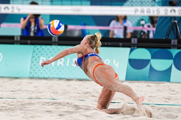 2024-07-30 Beach Volleybal - Olympic Games, Olympische Spiele, Olympia, OS Paris 2024 - Day 4 PARIS, FRANCE - JULY 30: Raisa Schoon of the Netherlands competing in the Women s Preliminary Phase during Day 4 of Beach Volleybal - Olympic Games Paris 2024 at Eiffel Tower Stadium on July 30, 2024 in Paris, France. (Photo by Andre Weening BSR Agency) Paris France Content not available for redistribution in The Netherlands directly or indirectly through any third parties. Copyright: xBSRxAgencyx