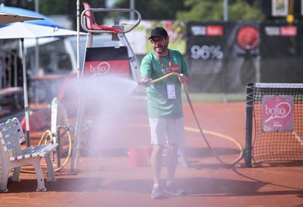 Tennis ITF Tour Ladies Open Hechingen 2024 30.07.2024 1. Runde Bernd Hoch waessert den Centre Court