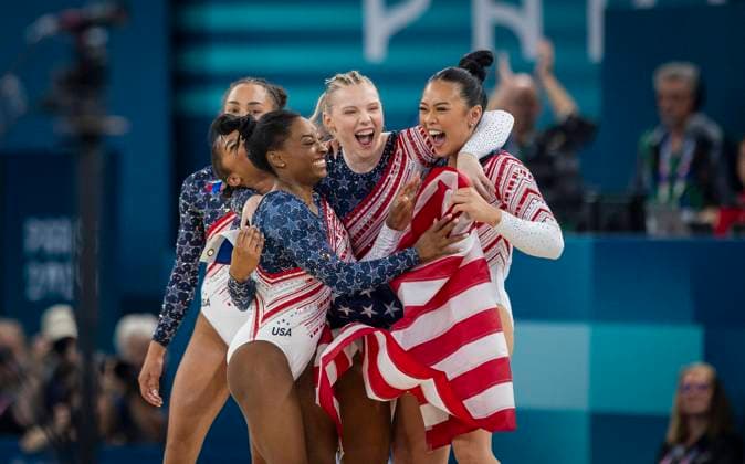 Bilder des Jahres 2024, Sport 08 August Sport Bilder des Tages Paris, France. 30th Jul 2024. Simone Biles, Jade Carey , Hezly Rivera, Jordan Chiles, Sunisa Lee, (USA) celebrate their Team Gold medal win cheers after her floor exercise round Paris 2024 Olympic Games, Olympische Spiele, Olympia, OS Artistic Gymnastics Women s Team Final Olympische Spiele 30.07.2024 *** Paris, France 30th Jul 2024 Simone Biles, Jade Carey , Hezly Rivera, Jordan Chiles, Sunisa Lee, USA celebrate their Team Gold medal win cheers after her floor exercise round Paris 2024 Olympic Games Artistic Gymnastics Women s Team Final Olympic Games 30 07 2024