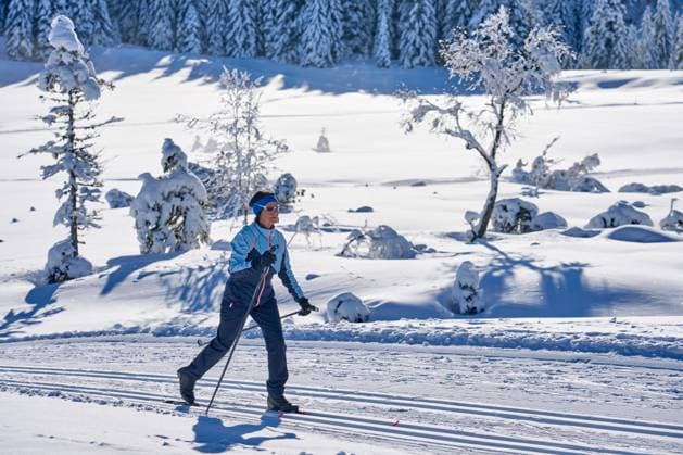 Frau beim Skilanglauf beautiful active senior woman cross-country skiing in fresh fallen powder snow in the Allgau alps near Immenstadt, Bavaria, Germany (License=RF) 21803044 ,model released, Symbolfoto Copyright: xZoonar.com UwexMoserx 21803044 ,model released, Symbolfoto ,property released