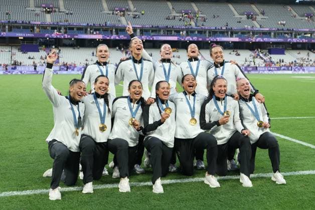 (240730) -- PARIS, July 30, 2024 -- Gold medalists team New Zealand pose for a group photo during the victory ceremony for the women s rugby sevens at the Paris 2024 Olympic Games, Olympische Spiele, Olympia, OS in Paris, France, July 30, 2024. ) (PARIS2024) FRANCE-PARIS-OLY-RUGBY SEVENS LuixSiuxWai 