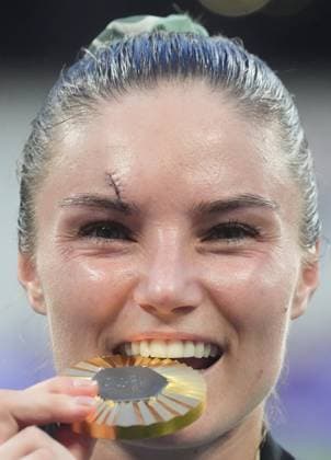 Sport Themen der Woche KW31 Sport Bilder des Tages (240730) -- PARIS, July 30, 2024 -- Michaela Blyde of team New Zealand celebrates during the victory ceremony for the women s rugby sevens at the Paris 2024 Olympic Games, Olympische Spiele, Olympia, OS in Paris, France, July 30, 2024. ) (PARIS2024) FRANCE-PARIS-OLY-RUGBY SEVENS LuixSiuxWai 