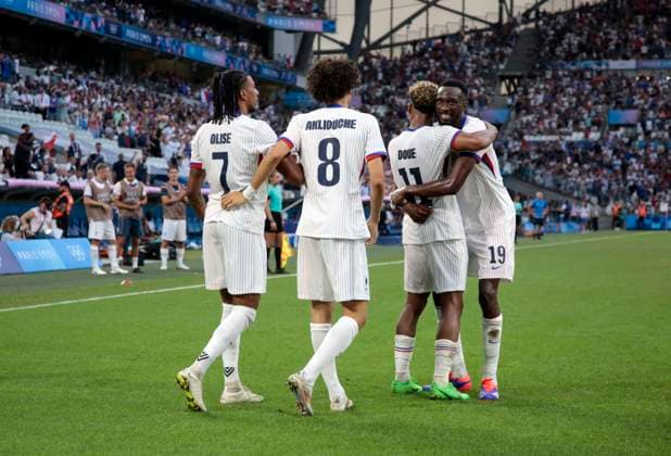 Paris 2024 - Football - France Defeat New Zealand French teammates celebrating their victory in the Group A Match between France and New Zealand during the Olympic Games, Olympische Spiele, Olympia, OS Paris 2024, at Stadium-Marseille, on July 30, 2024 in Marseille, France. Photo by Patrick Aventurier ABACAPRESS.COM Marseille France  Copyright: xAventurierxPatrick ABACAx