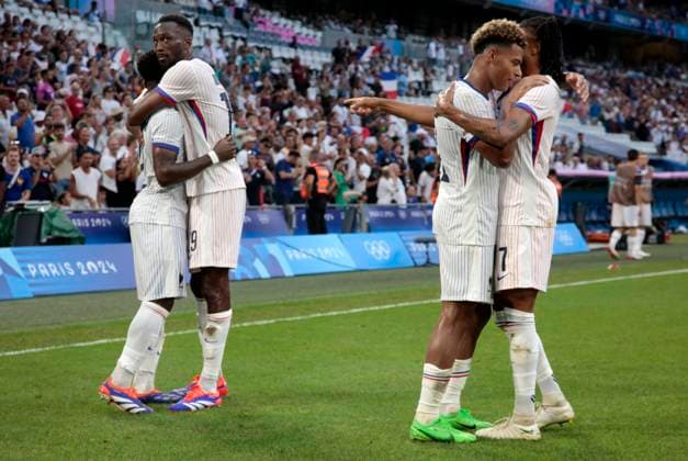 Paris 2024 - Football - France Defeat New Zealand French teammates celebrating their victory in the Group A Match between France and New Zealand during the Olympic Games, Olympische Spiele, Olympia, OS Paris 2024, at Stadium-Marseille, on July 30, 2024 in Marseille, France. Photo by Patrick Aventurier ABACAPRESS.COM Marseille France  Copyright: xAventurierxPatrick ABACAx