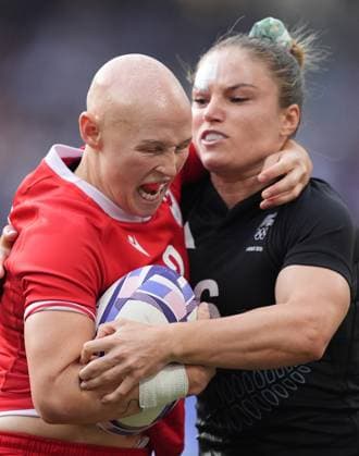 (240730) -- PARIS, July 30, 2024 -- Michaela Blyde (R) of team New Zealand vies with Olivia Apps of team Canada the women s rugby sevens gold medal match between team New Zealand and team Canada at the Paris 2024 Olympic Games, Olympische Spiele, Olympia, OS in Paris, France, July 30, 2024. ) (PARIS2024) FRANCE-PARIS-OLY-RUGBY SEVENS LuixSiuxWai 