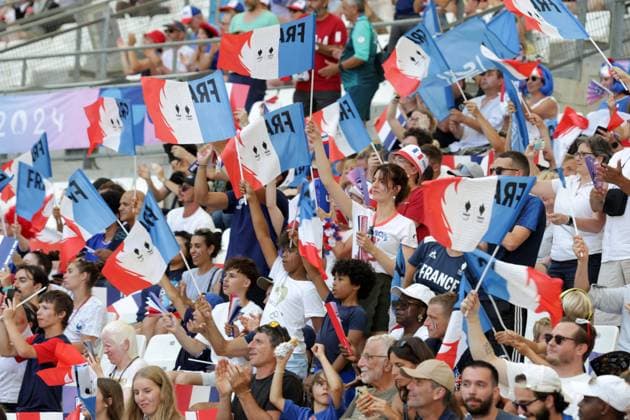 Paris 2024 - Football - France Defeat New Zealand French team celebrating their victory in the Group A Match between France and New Zealand during the Olympic Games, Olympische Spiele, Olympia, OS Paris 2024, at Stadium-Marseille, on July 30, 2024 in Marseille, France. Photo by Patrick Aventurier ABACAPRESS.COM Marseille France  Copyright: xAventurierxPatrick ABACAx