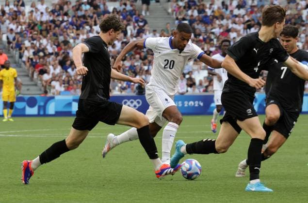 Paris 2024 - Football - France Defeat New Zealand French team celebrating their victory in the Group A Match between France and New Zealand during the Olympic Games, Olympische Spiele, Olympia, OS Paris 2024, at Stadium-Marseille, on July 30, 2024 in Marseille, France. Photo by Patrick Aventurier ABACAPRESS.COM Marseille France  Copyright: xAventurierxPatrick ABACAx