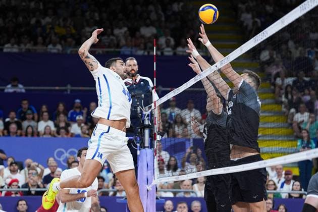 (240730) -- PARIS, July 30, 2024 -- Nicolas le Goff (1st L) of France spikes the ball during the men s volleyball preliminary round pool A match between France and Canada at Paris 2024 Olympic Games, Olympische Spiele, Olympia, OS in Paris, France, July 30, 2024. ) (PARIS2024) FRANCE-PARIS-OLY-VOLLEYBALL JuxHuanzong 