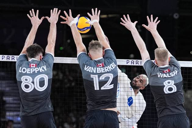 Sport Bilder des Tages (240730) -- PARIS, July 30, 2024 -- Earvin Ngapeth (2nd R) of France spikes the ball during the men s volleyball preliminary round pool A match between France and Canada at Paris 2024 Olympic Games, Olympische Spiele, Olympia, OS in Paris, France, July 30, 2024. ) (PARIS2024) FRANCE-PARIS-OLY-VOLLEYBALL JuxHuanzong 