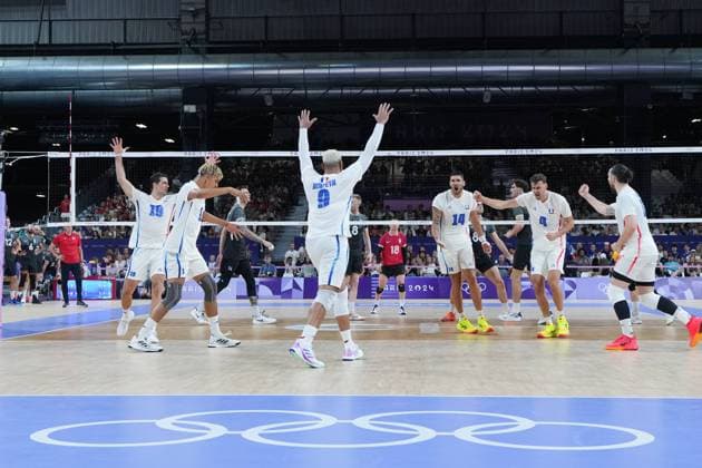 (240730) -- PARIS, July 30, 2024 -- Players of France celebrate scoring during the men s volleyball preliminary round pool A match between France and Canada at Paris 2024 Olympic Games, Olympische Spiele, Olympia, OS in Paris, France, July 30, 2024. ) (PARIS2024) FRANCE-PARIS-OLY-VOLLEYBALL JuxHuanzong 