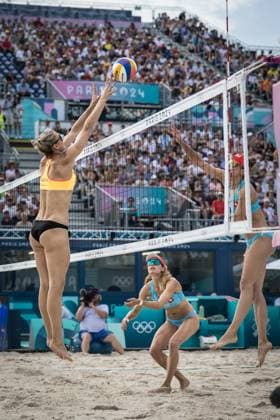 Olympische Spiele Beach volleyball, Beachvolleyball ; Paris 31.07.2024 Louisa Lippmann of Germany and Tanja Hueberli of Switzerland in action in the beach volleyball preliminary phase game: Switzerland (Hueberli Buner) vs Germany (Ludwig Lippmann) at the Olympic Games, Olympische Spiele, Olympia, OS Paris 31.07.2024. Copyright: xBEAUTIFULxSPORTS OlafxRellischx
