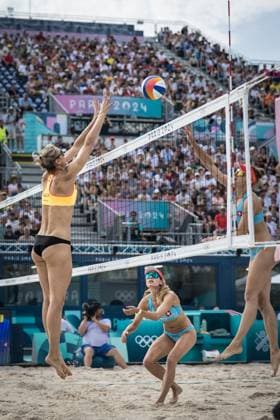 Olympische Spiele Beach volleyball, Beachvolleyball ; Paris 31.07.2024 Louisa Lippmann of Germany and Tanja Hueberli of Switzerland in action in the beach volleyball preliminary phase game: Switzerland (Hueberli Buner) vs Germany (Ludwig Lippmann) at the Olympic Games, Olympische Spiele, Olympia, OS Paris 31.07.2024. Copyright: xBEAUTIFULxSPORTS OlafxRellischx