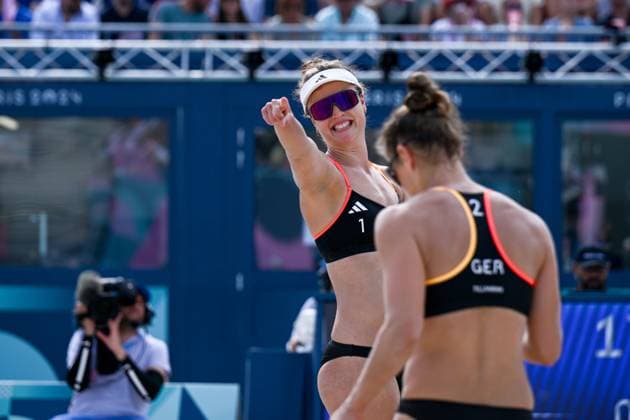 Olympische Spiele Beach volleyball, Beachvolleyball ; Paris 31.07.2024 Vorrunde, Frauen, GER-CZE, Svenja Mueller (1, GER), Cinja Tillmann (2, GER), Copyright: xBEAUTIFULxSPORTS TomxBlochx