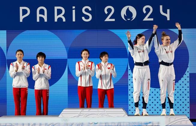 Andrea Spendolini-Sirieix and Lois Toulson of Great Britain celebrate with their Bronze Medals in the Women s Synchronised 10m Platform Final Paris 2024 Olympic Games, Olympische Spiele, Olympia, OS Day Five, Paris, France - 31 Jul 2024  Copyright: xManuelxReino Shutterstockx 14612466al