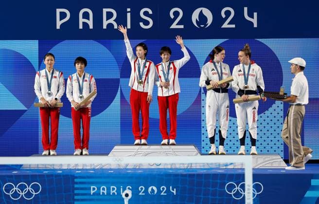 Yuxi Chen and Hongchan Quan of China (Gold), Min Jo Jin and Rae Kim Mi of North Korea (Silver) and Andrea Spendolini-Sirieix and Lois Toulson of Great Britain celebrate with their medals after the Women s Synchronised 10m Platform Final Paris 2024 Olympic Games, Olympische Spiele, Olympia, OS Day Five, Paris, France - 31 Jul 2024  Copyright: xManuelxReino Shutterstockx 14612466au