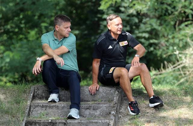 Chefscout Oliver Ruhnert redet mit Sportdirektor Horst Heldt Fußball Fussball Trainingslager in Neuruppin 1.Bundesliga Herren DFL Saison 2024 2025 31.07.2024 1.FC Union Berlin FCU DFL regulations prohibit any use of photographs as image sequences and or quasi-video. *** Chief scout Oliver Ruhnert talks to sports director Horst Heldt Sport Football Soccer training camp in Neuruppin 1 Bundesliga Men DFL Season 2024 2025 31 07 2024 1 FC Union Berlin FCU DFL regulations prohibit any use of photographs as image sequences and or quasi video