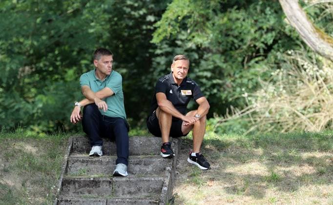 Chefscout Oliver Ruhnert redet mit Sportdirektor Horst Heldt Fußball Fussball Trainingslager in Neuruppin 1.Bundesliga Herren DFL Saison 2024 2025 31.07.2024 1.FC Union Berlin FCU DFL regulations prohibit any use of photographs as image sequences and or quasi-video.