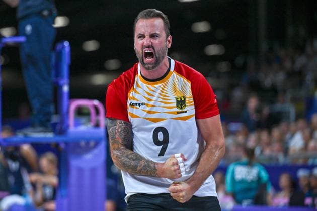 Olympische Spiele (Volleyball: GER vs USA); Paris 30.07.2024 Paris 2024, Olympia, Volleyball, South Paris Arena, Männer, Deutschland (in Weiss) gegen USA (in Blau); Georg Gyorgy Grozer, *** Olympic Games Volleyball GER vs USA Paris 30 07 2024 Paris 2024, Olympics, Volleyball, South Paris Arena, Men, Germany in white vs USA in blue Georg Gyorgy Grozer, Copyright: xBEAUTIFULxSPORTS TomxBlochx
