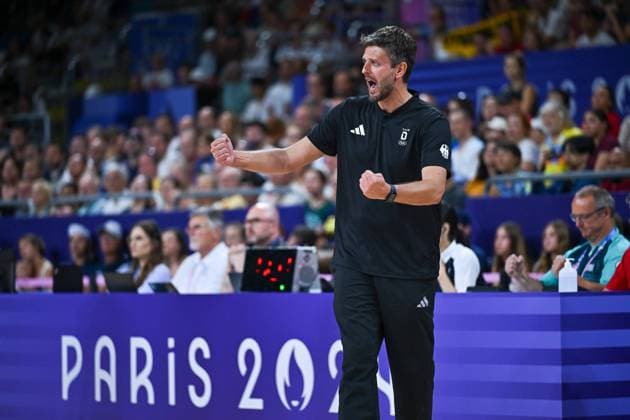 Olympische Spiele (Volleyball: GER vs USA); Paris 30.07.2024 Paris 2024, Olympia, Volleyball, South Paris Arena, Männer, Deutschland (in Weiss) gegen USA (in Blau); GER-Headcoach Michal Winiarski, Copyright: xBEAUTIFULxSPORTS TomxBlochx