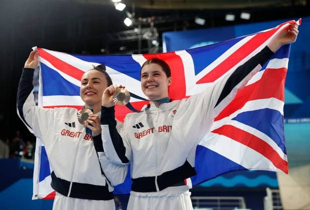 Andrea Spendolini-Sirieix and Lois Toulson of Great Britain celebrate with their Bronze Medals in the Women s Synchronised 10m Platform Final Paris 2024 Olympic Games, Olympische Spiele, Olympia, OS Day Five, Paris, France - 31 Jul 2024  Copyright: xManuelxReino Shutterstockx 14612466av