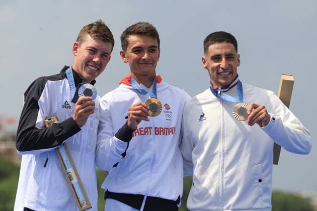 Sport Themen der Woche KW31 Sport Bilder des Tages OLY24 TRIATHLON, Hayden Wilde of New Zealand, Alex Yee of Great Britain and Leo Bergere of France pose with medals after the Men?s Individual Triathlon at Pont Alexandre III, as part of the 2024 Paris Olympic Games, Olympische Spiele, Olympia, OS in Paris, France. Wednesday, July 31, 2024. ( NO ARCHIVING, EDITORIAL USE ONLY, NO USE IN BOOKS WITHOUT CONSENT PARIS FRANCE  Copyright: xIAINxMCGREGORx 20240731153222760120