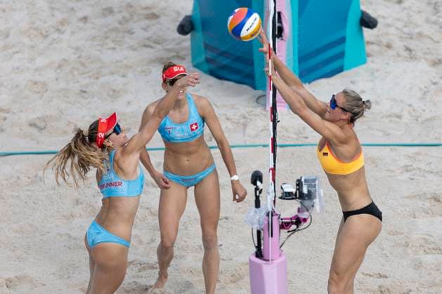 Louisa LIPPMANN (GER, 2) in der Abwehr am Netz, gegen einen Ball von BRUNNER Nina (SUI, 2), HUEBERLI Tanja (SUI, 1) schaut hin, Aktion; Beach volleyball, Beachvolleyball Frauen Huberli T und Brunner N (SUI) vs Ludwig L und Lippmann L (GER), Endstand 2-0, Vorrunde Gruppe F, am 31.07.2024, Olympische Spiele Paris 2024 Frankreich; Â