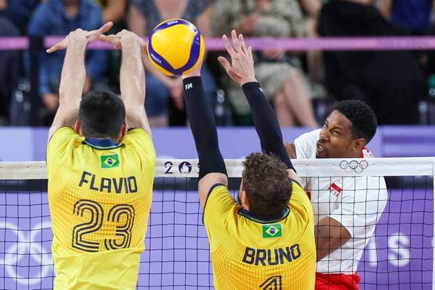 Volleyball - Olympic Games, Olympische Spiele, Olympia, OS Paris 2024: Day 5 Resende Gualberto, Bruno Mossa Rezende, Wilfredo Leon are playing during Volleyball Men s Preliminary Round - Group C - match between Poland and Brazil on day five of the Olympic Games Paris 2024 at Paris Arena in Paris, France on July 31, 2024. Paris France  Copyright: xAndrzejxIwanczukx originalFilename:iwanczuk-volleyba240731_npF4m.jpg