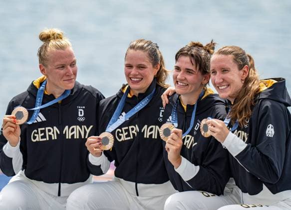 Bilder des Jahres 2024, Sport 08 August Sport Themen der Woche KW31 Sport Bilder des Tages (240731) -- VAIRES-SUR-MARNE, July 31, 2024 -- Bronze medalists Maren Voelz (1st R) Tabea Schendekehl (2nd R) Leonie Menzel (2nd L) Pia Greiten of Germany celebrate during the awarding ceremony after the women s quadruple sculls final A of rowing at the Paris 2024 Olympic Games, Olympische Spiele, Olympia, OS in Vaires-sur-Marne, France, on July 31, 2024. ) (PARIS2024)FRANCE-VAIRES-SUR-MARNE-OLY-ROWING SunxFei 
