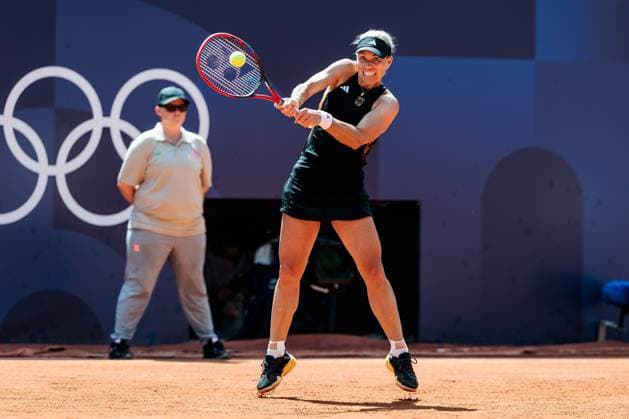 FRA, Paris, Olympischen Spiele Paris 2024, (31.07.2024, (Tennis EINZEL Damen, Viertelfinale Angelique Kerber (Deutschland) - Qinwen Zheng (China), Tennisstadion Roland Garros - Court Philippe-Chatrier) Angelique Kerber (Deutschland) spielt den Ball Copyright: HMBxMedia SteffiexWunderl