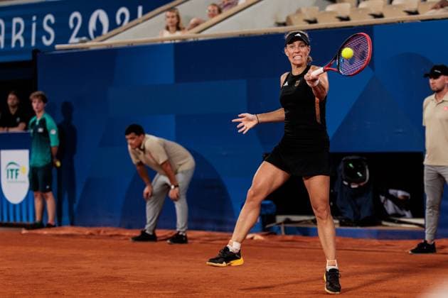 FRA, Paris, Olympischen Spiele Paris 2024, (31.07.2024, (Tennis EINZEL Damen, Viertelfinale Angelique Kerber (Deutschland) - Qinwen Zheng (China), Tennisstadion Roland Garros - Court Philippe-Chatrier) Angelique Kerber (Deutschland) spielt den Ball Copyright: HMBxMedia SteffiexWunderl