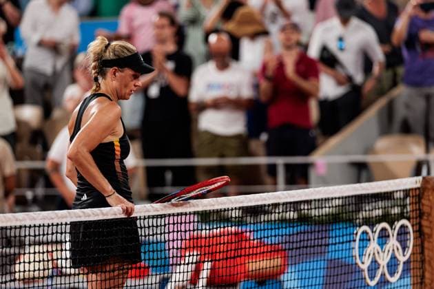 FRA, Paris, Olympischen Spiele Paris 2024, (31.07.2024, (Tennis EINZEL Damen, Viertelfinale Angelique Kerber (Deutschland) - Qinwen Zheng (China), Tennisstadion Roland Garros - Court Philippe-Chatrier) Angelique Kerber (Deutschland) niedergeschlagen, traurig nach dem knappen Aus im Viertelfinale Copyright: HMBxMedia SteffiexWunderl