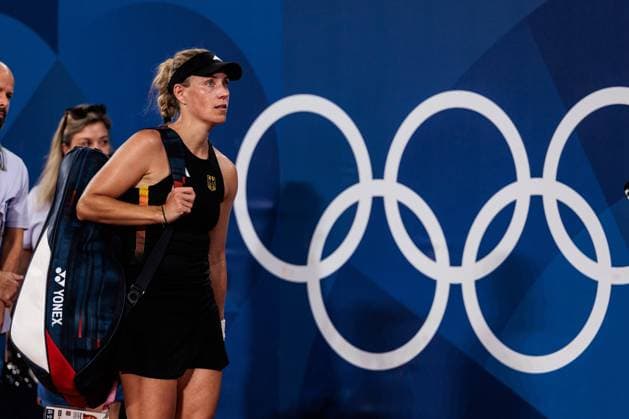 Sport Bilder des Tages FRA, Paris, Olympischen Spiele Paris 2024, (31.07.2024, (Tennis EINZEL Damen, Viertelfinale Angelique Kerber (Deutschland) - Qinwen Zheng (China), Tennisstadion Roland Garros - Court Philippe-Chatrier) Angelique Kerber (Deutschland) verabschiedet sich traurig von den Fans. Karriereende Copyright: HMBxMedia SteffiexWunderl