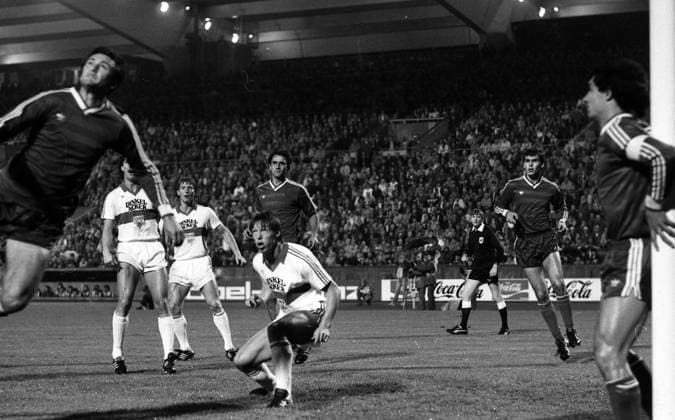 Archivbilder der Woche SPORT KW31 03.10.84 VfB Stuttgart - Levski Sofia Deutschland, Stuttgart, 03.10.1984, Fussball, Europapokal der Landesmeister, 1. Runde, VfB Stuttgart - Levski Sofia (2:2): Nico Claesen (VfB Stuttgart). *** 03 10 84 VfB Stuttgart Levski Sofia Germany, Stuttgart, 03 10 1984, Football, European Champion Clubs Cup, 1 round, VfB Stuttgart Levski Sofia 2 2 Nico Claesen VfB Stuttgart