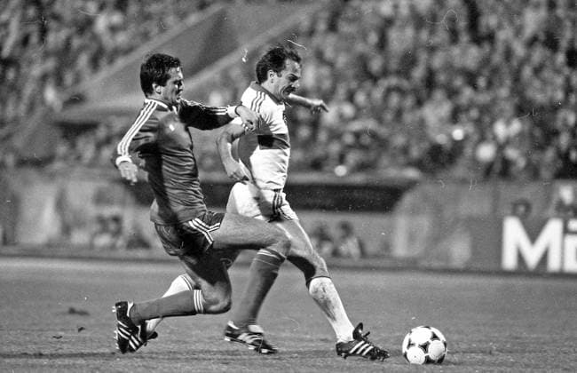 Archivbilder der Woche SPORT KW31 03.10.84 VfB Stuttgart - Levski Sofia Deutschland, Stuttgart, 03.10.1984, Fussball, Europapokal der Landesmeister, 1. Runde, VfB Stuttgart - Levski Sofia (2:2): Hermann Ohlicher (VfB Stuttgart). *** 03 10 84 VfB Stuttgart Levski Sofia Germany, Stuttgart, 03 10 1984, Football, European Champion Clubs Cup, 1 round, VfB Stuttgart Levski Sofia 2 2 Hermann Ohlicher VfB Stuttgart