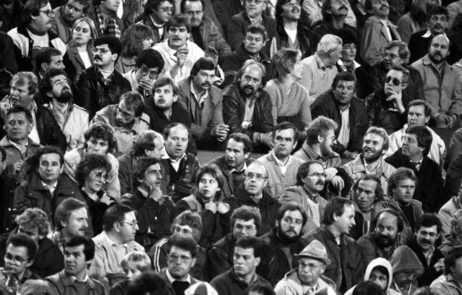 Archivbilder der Woche SPORT KW31 03.10.84 VfB Stuttgart - Levski Sofia Deutschland, Stuttgart, 03.10.1984, Fussball, Europapokal der Landesmeister, 1. Runde, VfB Stuttgart - Levski Sofia (2:2): Zuschauer auf der Tribüne. *** 03 10 84 VfB Stuttgart Levski Sofia Germany, Stuttgart, 03 10 1984, Football, European Champion Clubs Cup, 1 round, VfB Stuttgart Levski Sofia 2 2 spectators in the stands