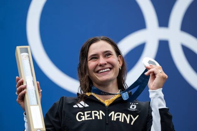 Sport Themen der Woche KW31 Sport Bilder des Tages LILIK Elena (Deutschland) jubelt ueber Platz 2 und die Silber Medaille bei der Siegerehrung auf dem Podium, FRA, Olympische Spiele Paris 2024, Kanuslalom, Damen Canadier C1, 31.07.2024 FRA, Olympische Spiele Paris 2024, Kanuslalom, Damen Canadier C1, 31.07.2024 Vaires sur Marne *** LILIK Elena Germany celebrates 2nd place and the silver medal at the podium ceremony, FRA, Olympic Games Paris 2024, Canoe Slalom, Womens Canoe C1, 31 07 2024 FRA, Olympic Games Paris 2024, Canoe Slalom, Womens Canoe C1, 31 07 2024 Vaires sur Marne Copyright: xEibner-Pressefoto Memmlerx EP_MMR