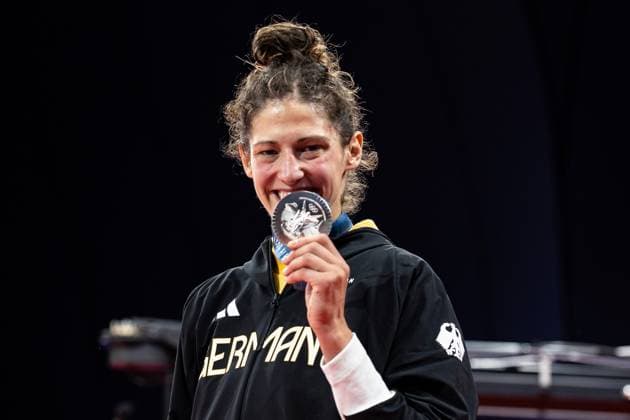 Sport Themen der Woche KW31 Sport Bilder des Tages FRA, Olympische Spiele Paris 2024, Judo Damen Siegerehrung, 31.07.2024 Silber Miriam Butkereit (GER) beisst in die Medaille FRA, Olympische Spiele Paris 2024, Judo Damen, Siegerehrung, 31.07.2024 Paris *** FRA, Olympic Games Paris 2024, Judo Women Award Ceremony, 31 07 2024 Silver Miriam Butkereit GER bites into the medal FRA, Olympic Games Paris 2024, Judo Women, Award Ceremony, 31 07 2024 Paris Copyright: xEibner-Pressefoto RogerxBuerkex EP_RBE