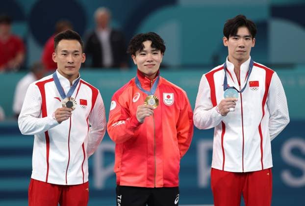 Sport Themen der Woche KW31 Sport Bilder des Tages Bronze medal winner Xiao Ruoteng of China, Gold medal Shinnosuke Oka of Japan and Silver Medal winner Zhang Boheng celebrate during the Artistic Gymnastics Men s All-Around final on day five of the Paris 2024 Olympic Games, Olympische Spiele, Olympia, OS Paris 2024 Olympic Games, Day Five, Paris, France - 31 Jul 2024  Copyright: xRyanxBrowne Shutterstockx 14612392km