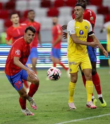 Fußball, CL-Quali, Maccabi Tel Aviv - FCSB Bukarest 31.07.2024 Budapest(Hungary) FC Maccabi Tel Aviv-FCSB Uefa second leg champions league second qualifying round men s football Risto Radunovic(L) FCSB, Eran Zahavi (R) Maccabi Tel Aviv :