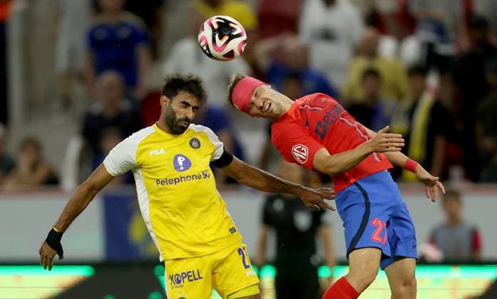 Fußball, CL-Quali, Maccabi Tel Aviv - FCSB Bukarest 31.07.2024 Budapest(Hungary) FC Maccabi Tel Aviv-FCSB Uefa second leg champions league second qualifying round men s football Ofir Davidzada(L) Maccabi Tel Aviv,Darius Olaru(R) FCSB :