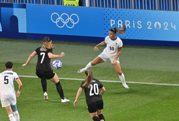 Paris 2024, Fußball, Neuseeland - Frankreich Michaela Foster (Nlle Zelande) vs Delphine Cascarino (France), Women football, New Zeland vs French, Women preliminary round during the Olympic Games, Olympische Spiele, Olympia, OS Paris 2024 JO 2024 : FOOTBALL - Nlle Zelande vs France - Jeux Olympiques 2024 - Paris2024 - D?cines-Charpieu - 31 07 2024 DPPI Panoramic 
