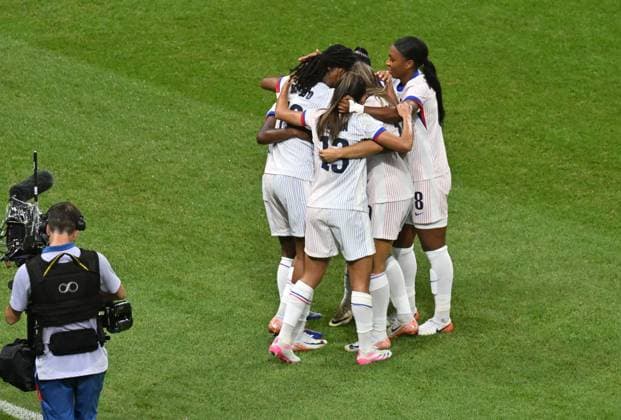 Paris 2024, Fußball, Neuseeland - Frankreich Joy of Marie-Antoinette Katoto and other palyers (France), Women football, New Zeland vs French, Women preliminary round during the Olympic Games, Olympische Spiele, Olympia, OS Paris 2024 JO 2024 : FOOTBALL - Nlle Zelande vs France - Jeux Olympiques 2024 - Paris2024 - D?cines-Charpieu - 31 07 2024 DPPI Panoramic 