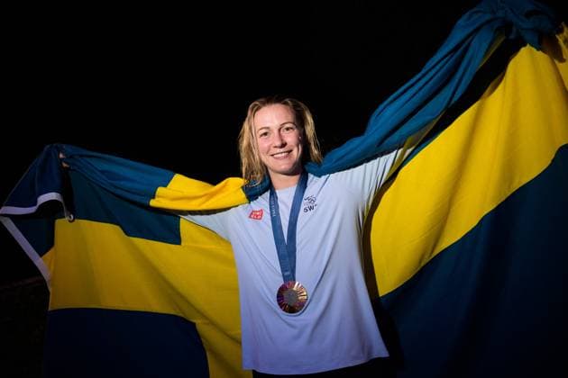 Sport Themen der Woche KW31 Sport Bilder des Tages Sport Bilder des Tages 240731 Sarah Sjöström of Sweden poses with her gold medal and a Swedish flag after winning women™s 100 meters freestyle swimming final during day 5 of the Paris 2024 Olympic Games, Olympische Spiele, Olympia, OS on July 31, 2024 in Paris. Photo: Joel Marklund BILDBYRAN kod JM MT0632 simning swimming svomming olympic games olympics os ol olympiska spel olympiske leker paris 2024 paris-os paris-ol 5 bbeng dam Sverige OS-guld *** 240731 Sarah Sjöström of Sweden poses with her gold medal and a Swedish flag after winning women™s 100 meters freestyle swimming final during day 5 of the Paris 2024 Olympic Games on July 31, 2024 in Paris Photo Joel Marklund BILDBYRAN kod JM MT0632 swimming swimming olympic games olympics os ol olympiska spel olympiske leker paris 2024 paris os paris ol 5 bbeng dam Sverige OS guld  Copyright: JOELxMARKLUND BB240731JM129